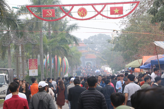 Du khách choáng với chặt chém ở hội Lim: 10.000 đồng/cốc trà đá