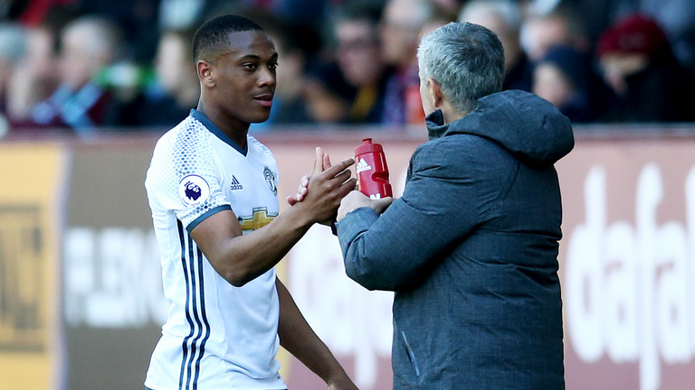 Mourinho nổi đóa sếp MU vì chưa thưởng Martial