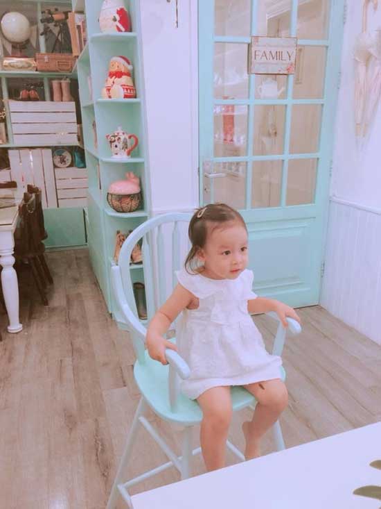 Sau thời gian dài giấu kín, Lưu Hương Giang lần đầu khoe ảnh cận mặt con gái thứ 2