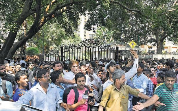 Hàng nghìn người chờ đón thi thể biểu tượng điện ảnh Ấn Độ về nước