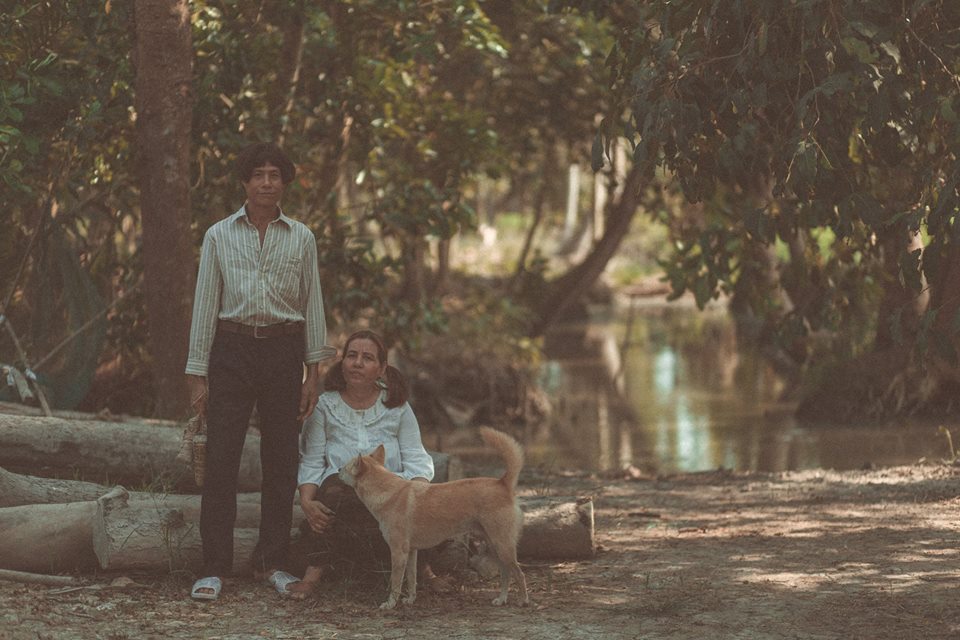 Vợ chồng miền Tây đội tóc giả, đi dép tổ ong chụp ảnh gây sốt