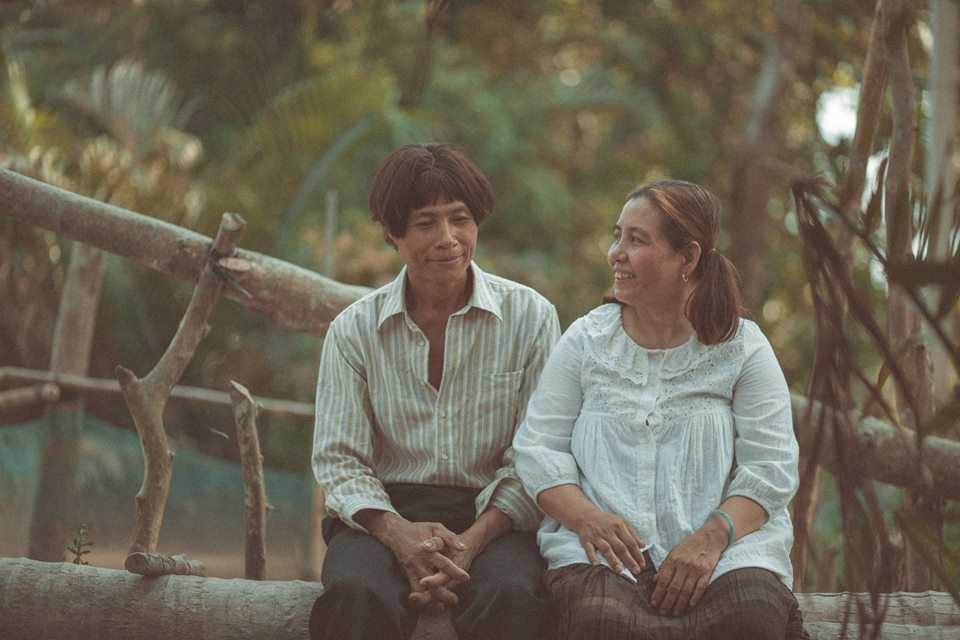 Vợ chồng miền Tây đội tóc giả, đi dép tổ ong chụp ảnh gây sốt