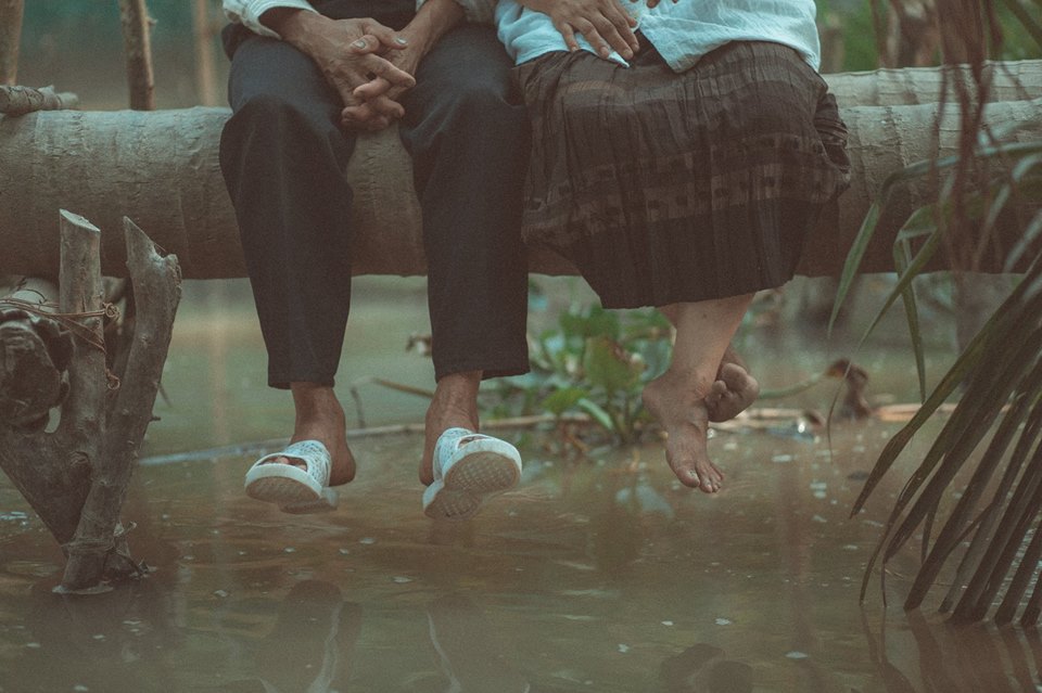 Vợ chồng miền Tây đội tóc giả, đi dép tổ ong chụp ảnh gây sốt