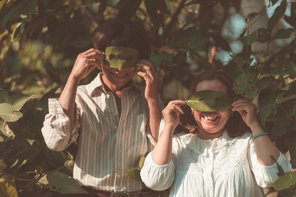 Vợ chồng miền Tây đội tóc giả, đi dép tổ ong chụp ảnh gây sốt