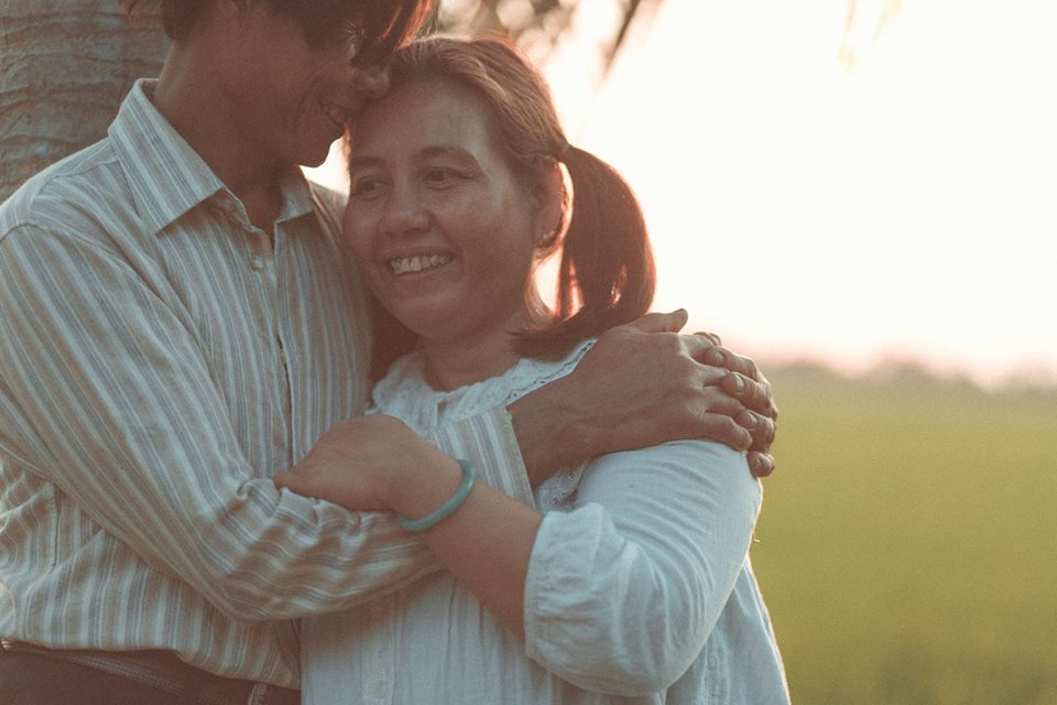 Vợ chồng miền Tây đội tóc giả, đi dép tổ ong chụp ảnh gây sốt