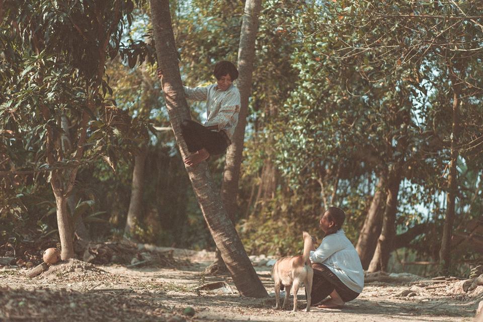 Vợ chồng miền Tây đội tóc giả, đi dép tổ ong chụp ảnh gây sốt