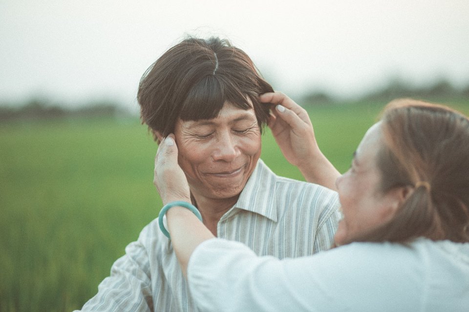 Vợ chồng miền Tây đội tóc giả, đi dép tổ ong chụp ảnh gây sốt