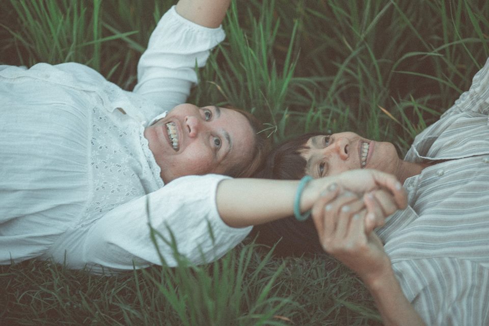 Vợ chồng miền Tây đội tóc giả, đi dép tổ ong chụp ảnh gây sốt