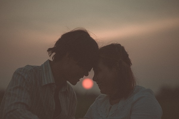 Vợ chồng miền Tây đội tóc giả, đi dép tổ ong chụp ảnh gây sốt