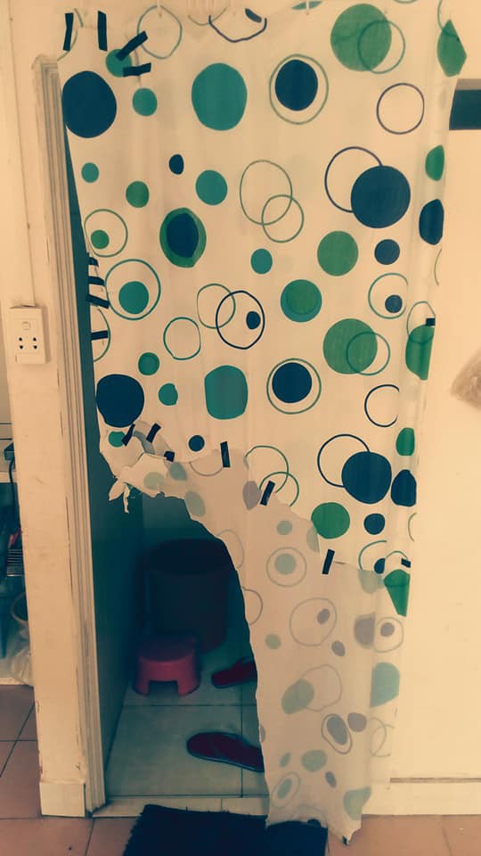 Chuyện đời sinh viên: Khi 2 thanh niên ở chung nhà mà toa-lét lại không có cửa thì phải làm gì?