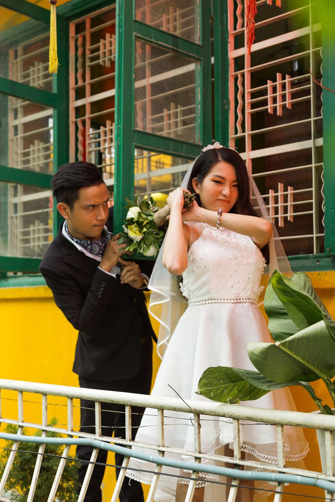 Thiệp cưới lấy cảm hứng từ vé xem phim của chàng đạo diễn 9X