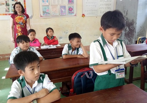 Bộ trưởng Giáo dục khen thưởng học sinh trả hơn 40 triệu đồng nhặt được