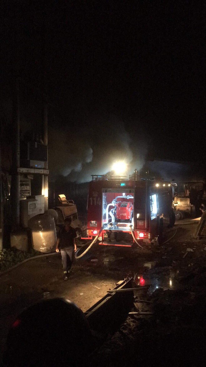 Lửa thiêu rụi 3 công ty trong đêm, một người leo lên mái nhà chữa cháy bị thương nặng