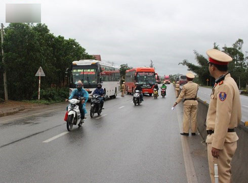 Xuất hiện cò đưa khách né trạm cảnh sát giao thông