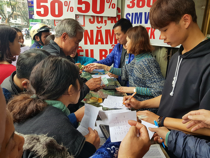 Đại lý sim thẻ đông nghịt trước giờ cấm khuyến mãi khủng