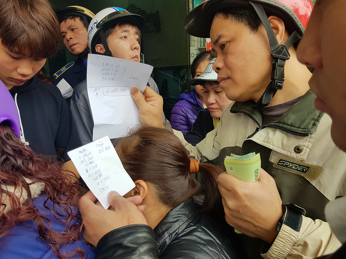 Đại lý sim thẻ đông nghịt trước giờ cấm khuyến mãi khủng