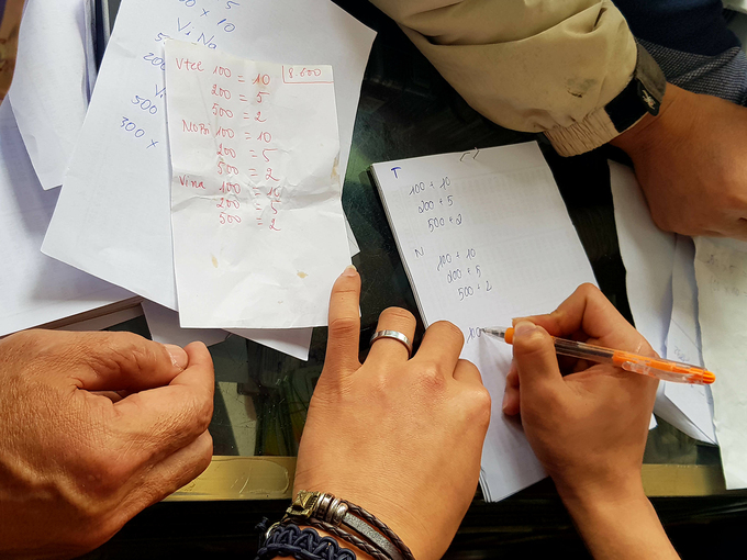 Đại lý sim thẻ đông nghịt trước giờ cấm khuyến mãi khủng