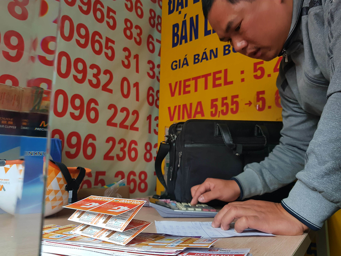 Đại lý sim thẻ đông nghịt trước giờ cấm khuyến mãi khủng