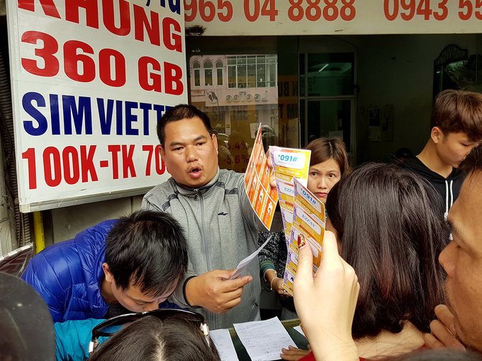 Đại lý sim thẻ đông nghịt trước giờ cấm khuyến mãi khủng