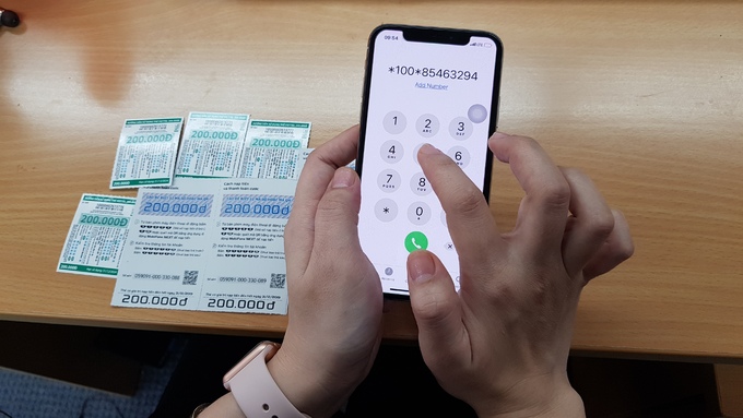 Đại lý sim thẻ đông nghịt trước giờ cấm khuyến mãi khủng