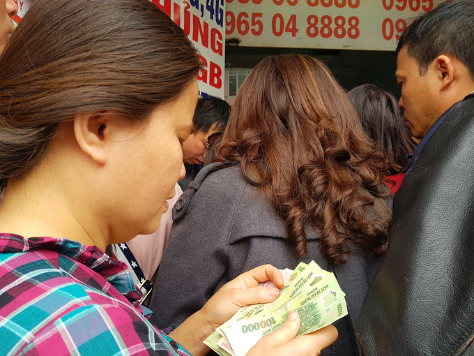 Đại lý sim thẻ đông nghịt trước giờ cấm khuyến mãi khủng