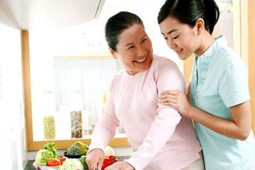 Thương mẹ chồng như mẹ đẻ, chị em bên chồng nói tôi giả tạo