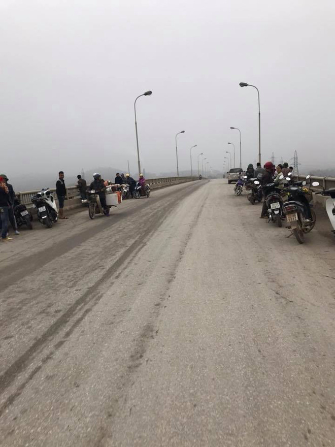 Đang trên đường đi học, nam sinh lớp 12 để lại cặp sách và xe máy rồi bất ngờ nhảy cầu tự tử