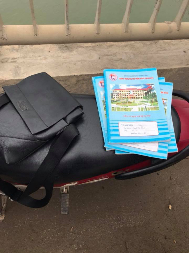 Đang trên đường đi học, nam sinh lớp 12 để lại cặp sách và xe máy rồi bất ngờ nhảy cầu tự tử