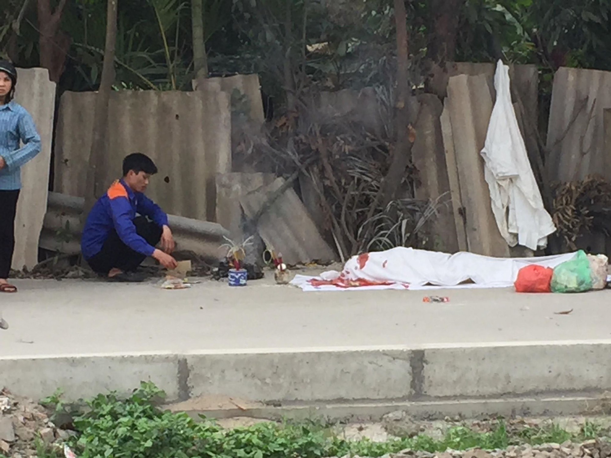 Hà Nội: Qua đường ray bất cẩn, người đàn ông đi xe máy bị tàu hoả kéo lê 20 mét tử vong tại chỗ