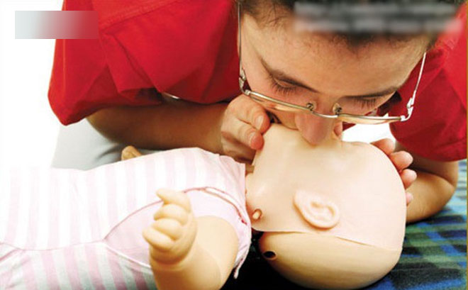 Bác sĩ khoa Nhi bày cách sơ cứu sặc sữa ở trẻ sơ sinh mẹ nào cũng cần biết Bác sĩ khoa Nhi bày cách sơ cứu sặc sữa ở trẻ sơ sinh mẹ nào cũng cần biết
