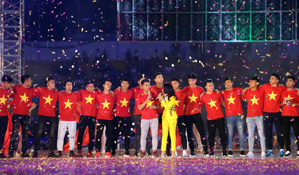 Sân Thống Nhất nổ tung khi U23 giao lưu với người hâm mộ