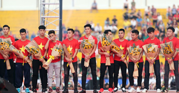 Sân Thống Nhất nổ tung khi U23 giao lưu với người hâm mộ Sân Thống Nhất nổ tung khi U23 giao lưu với người hâm mộ