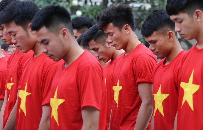 Đội tuyển U23 dâng hương tượng đài Bác Hồ trên phố đi bộ Nguyễn Huệ