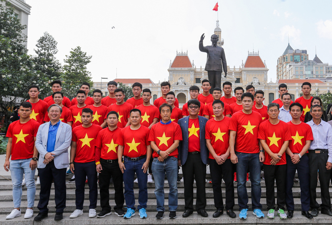 Đội tuyển U23 dâng hương tượng đài Bác Hồ trên phố đi bộ Nguyễn Huệ