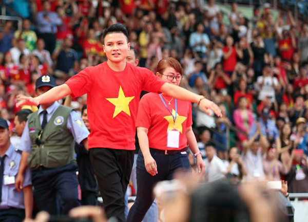 Sân Thống Nhất nổ tung khi U23 giao lưu với người hâm mộ