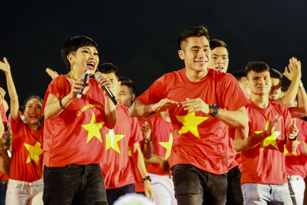 Sân Thống Nhất nổ tung khi U23 giao lưu với người hâm mộ Sân Thống Nhất nổ tung khi U23 giao lưu với người hâm mộ
