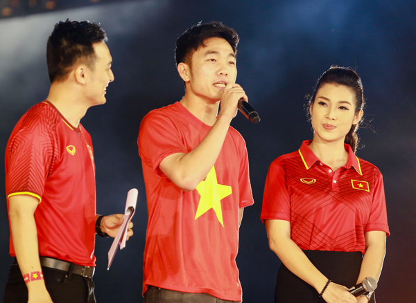 Sân Thống Nhất nổ tung khi U23 giao lưu với người hâm mộ Sân Thống Nhất nổ tung khi U23 giao lưu với người hâm mộ