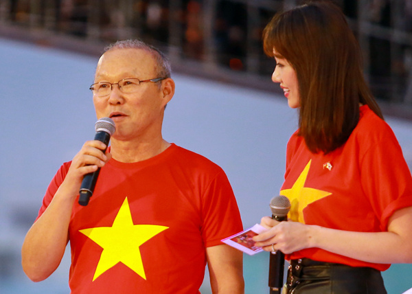 Sân Thống Nhất nổ tung khi U23 giao lưu với người hâm mộ Sân Thống Nhất nổ tung khi U23 giao lưu với người hâm mộ