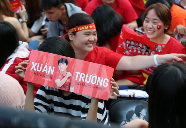 Sân Thống Nhất nổ tung khi U23 giao lưu với người hâm mộ Sân Thống Nhất nổ tung khi U23 giao lưu với người hâm mộ