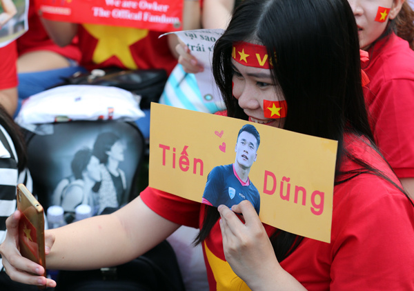 Sân Thống Nhất nổ tung khi U23 giao lưu với người hâm mộ Sân Thống Nhất nổ tung khi U23 giao lưu với người hâm mộ