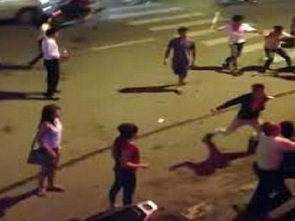 Vung gậy sắt, roi điện gây loạn đả trong quán karaoke