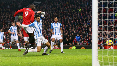 Sanchez ghi bàn đầu tiên giúp Man Utd thắng trận đấu vật