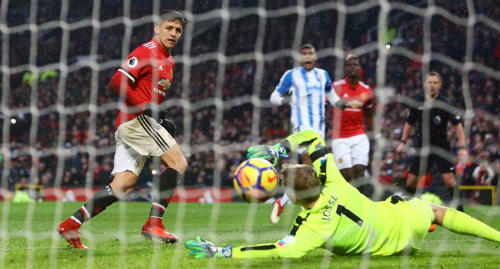 Sanchez ghi bàn đầu tiên giúp Man Utd thắng trận đấu vật