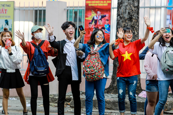 Sân Thống Nhất nổ tung khi U23 giao lưu với người hâm mộ