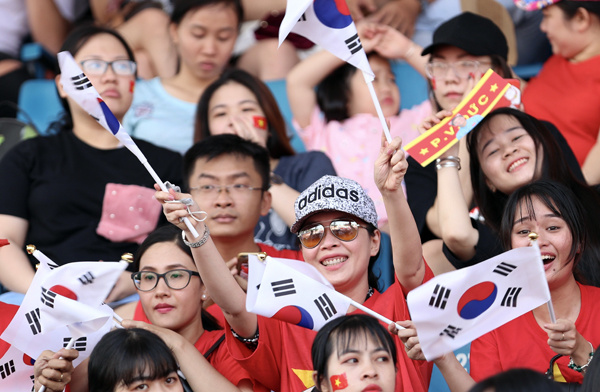 Sân Thống Nhất nổ tung khi U23 giao lưu với người hâm mộ