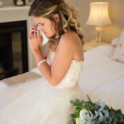 Trước ngày cưới, cô dâu bắt gặp chú rể và phù dâu trên giường