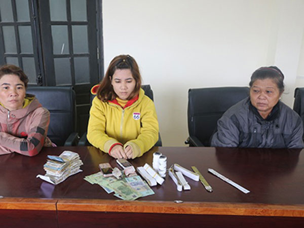 Nhóm phụ nữ dùng băng dính trộm tiền trong hòm công đức