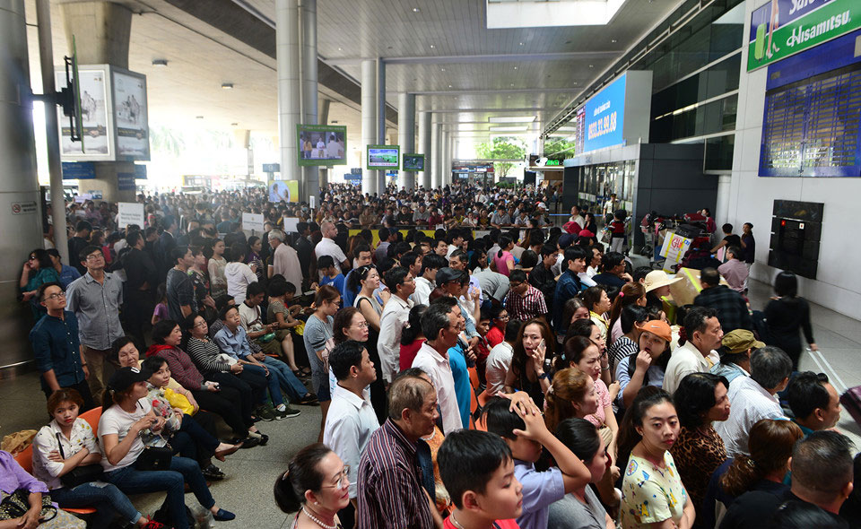 Sân bay Tân Sơn Nhất đông nghịt người đón Việt kiều về quê ăn Tết