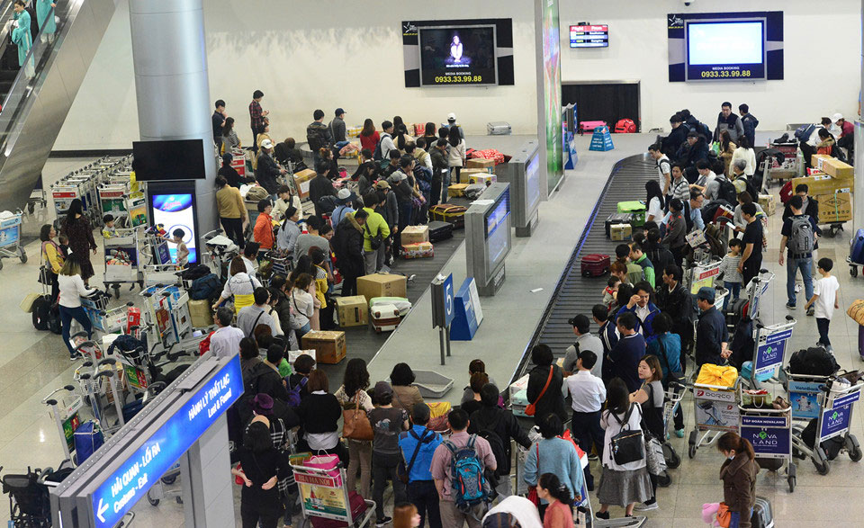 Sân bay Tân Sơn Nhất đông nghịt người đón Việt kiều về quê ăn Tết