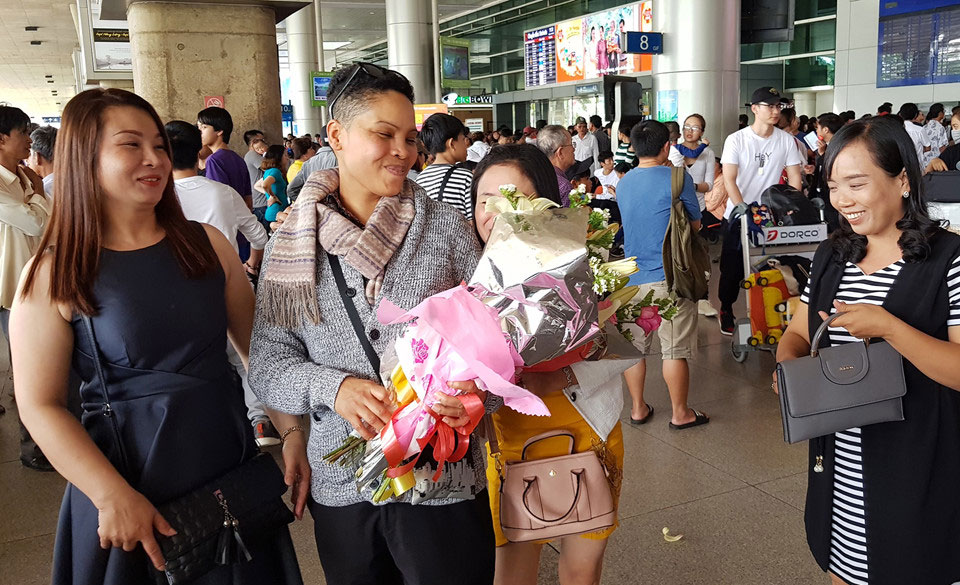 Sân bay Tân Sơn Nhất đông nghịt người đón Việt kiều về quê ăn Tết